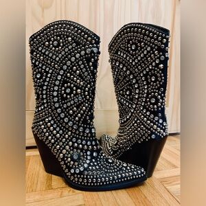 Studded Rhinestone Cowboy Wedge Heel Boots 6.5 / Bottes cowboy cloutées NWOT